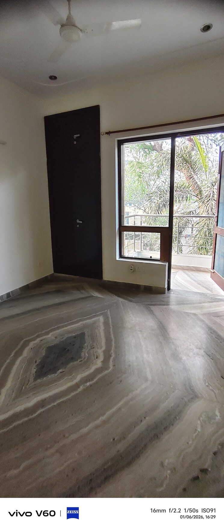 Room, rwa-apartments-sector-51 3 Bedroom 300 Sq.Mt. Independent House In Sector 51 Noida 9763537