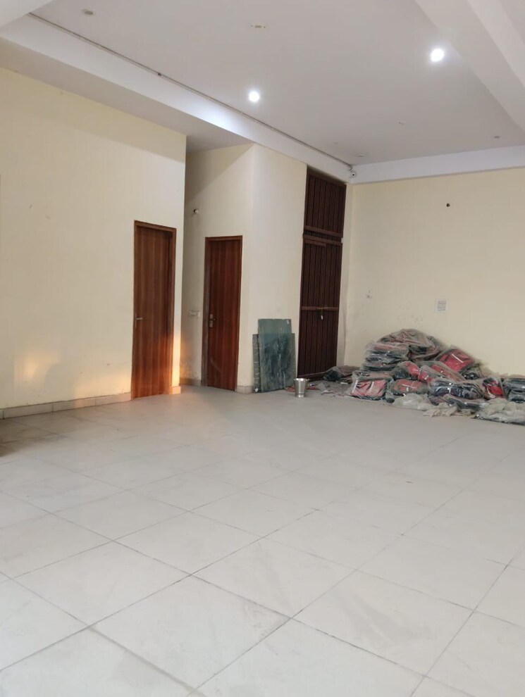 Room, naraina industrial area phase 1 Commercial Office Space 2700 Sq.Ft. In Naraina Industrial Area Phase 1 Delhi 9763899