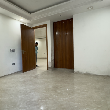 Room in 4 BHK Apartment at Chattarpur – for Rent