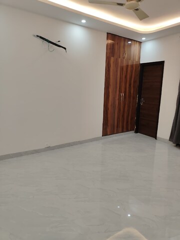 Room in 3 BHK Builder Floor at Unitech South City II, Sector 50 – for Sale