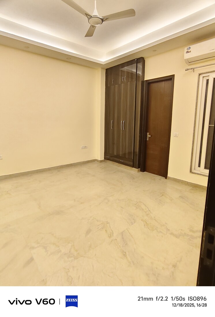 Room, tulip-mall 3 Bedroom 275 Sq.Mt. Independent House In Sector 46 Noida 9764436