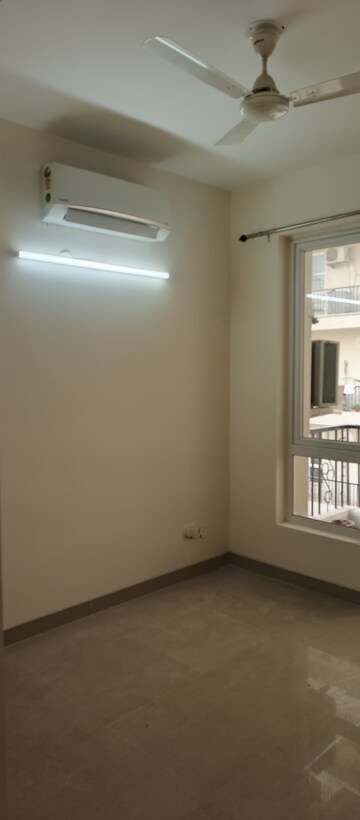 Room in 2.5 BHK Apartment at Emaar Emerald Estate, Sector 65 – for Rent