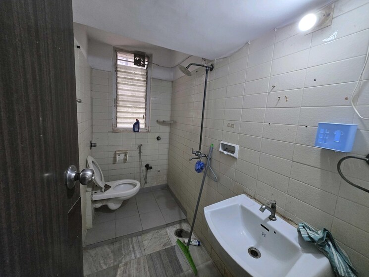 Bathroom, raj-kiran-chs 2 Bedroom 890 Sq.Ft. Apartment In Andheri West Mumbai 9764510