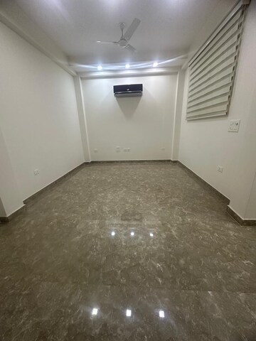Room in 4 BHK Builder Floor at Unitech South City II, Sector 50 – for Rent