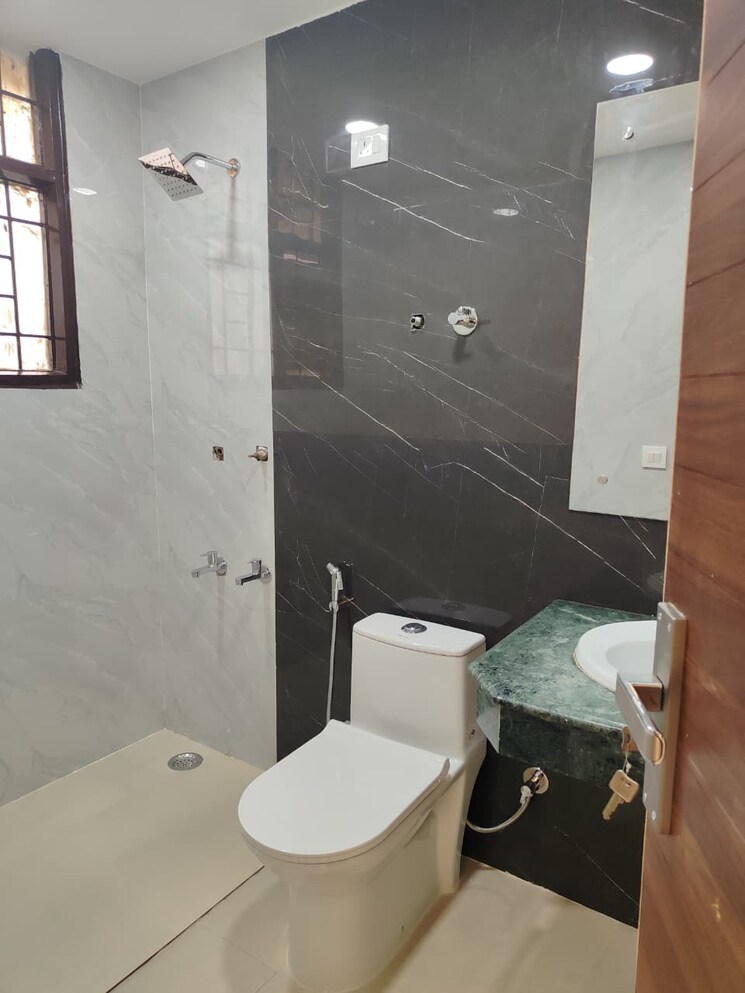 Bathroom, unitech-singleton-floors-south-city 3 Bedroom 360 Sq.Yd. Builder Floor In Sector 50 Gurgaon 9764753