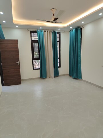 Room in 3 BHK Builder Floor at Unitech Singleton Floors South City, Sector 50 – for Sale
