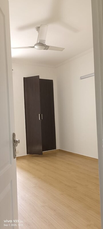 Room in 3 BHK Apartment at Unitech Fresco, Sector 50 – for Rent