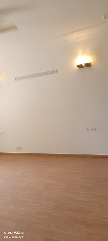 Room in 3 BHK Apartment at Unitech Fresco, Sector 50 – for Rent