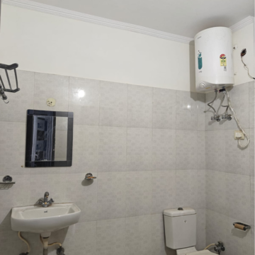 Bathroom in 1 BHK Builder Floor at RWA Residential Society Sector 46, Jharsa – for Rent
