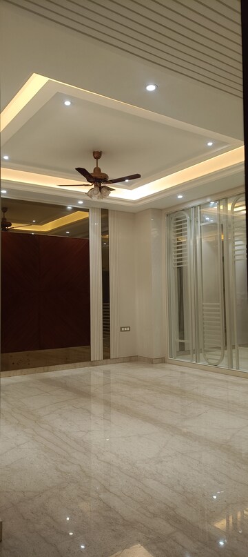 Building Lobby in 4 BHK Builder Floor at Vivek Vihar – for Sale