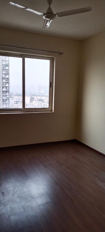Room in 3.5 BHK Apartment at Emaar Palm Hills, Sector 77 – for Rent