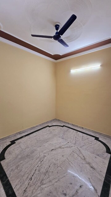 Room in 3 BHK Builder Floor at Sector 40 – for Rent