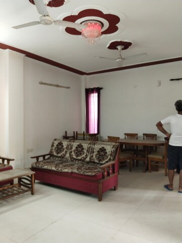 Bedroom in 3 BHK Builder Floor at Old Dlf – for Rent