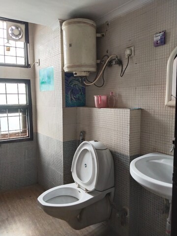 Bathroom in 3 BHK Builder Floor at Old Dlf – for Rent