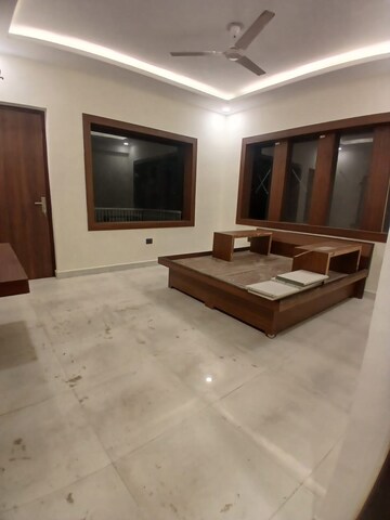 Room in 3 BHK Builder Floor at Old Dlf – for Rent
