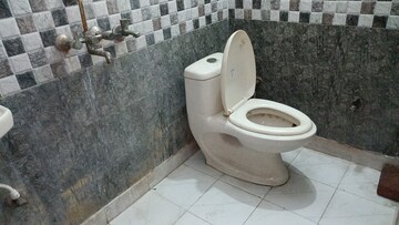 Bathroom in 2 BHK Builder Floor at Vaishali Sector 5 – for Rent