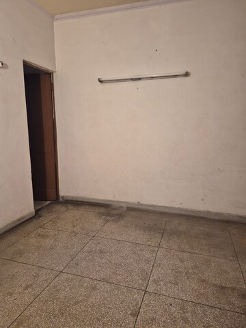 Furnished Amenities in 3.5 BHK Apartment at Mayur Vihar – for Rent