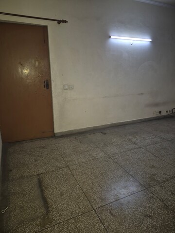 Room in 3.5 BHK Apartment at Mayur Vihar – for Rent