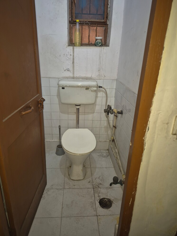 Bathroom, mayur vihar 3.5 Bedroom 1250 Sq.Ft. Apartment In Mayur Vihar Delhi 9765477