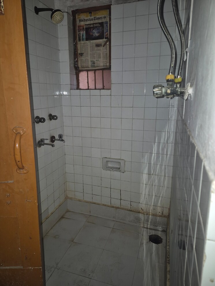 Bathroom, mayur vihar 3.5 Bedroom 1250 Sq.Ft. Apartment In Mayur Vihar Delhi 9765477