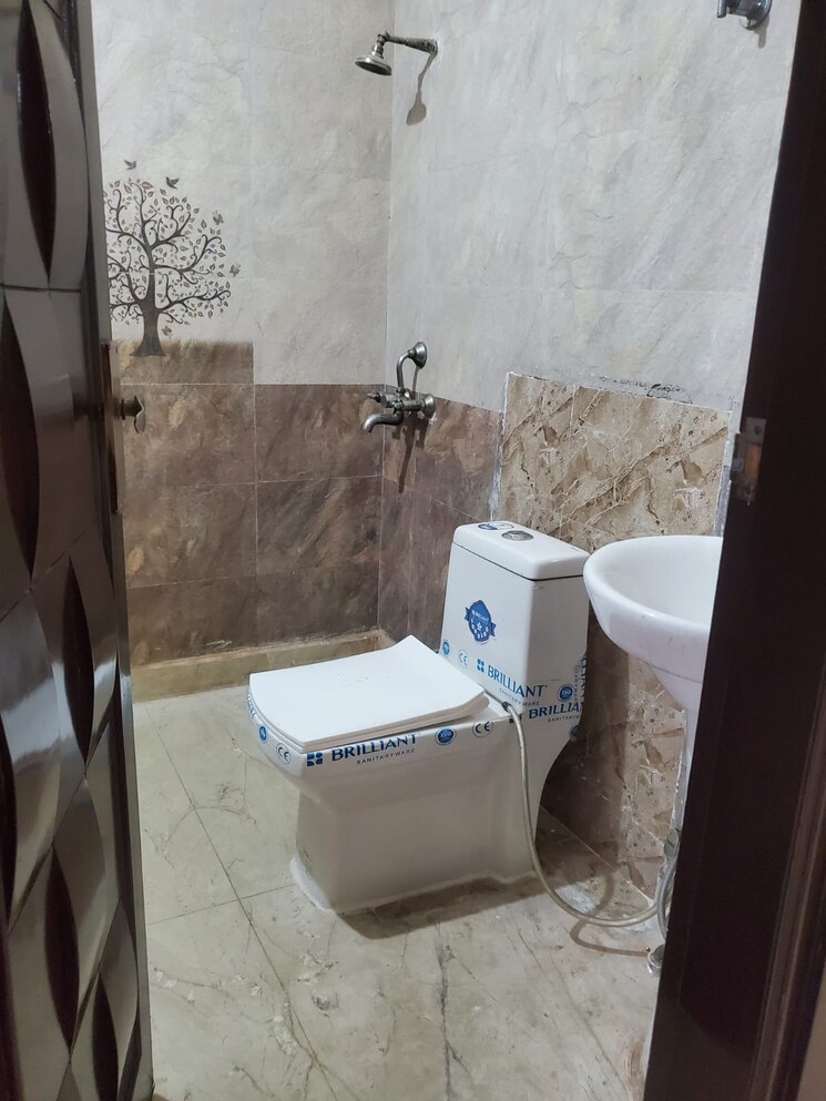 Bathroom, vaishali sector 5 4 Bedroom 1680 Sq.Ft. Builder Floor In Vaishali Sector 5 Ghaziabad 9765487