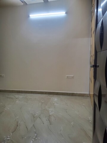 Room in 4 BHK Builder Floor at Vaishali Sector 5 – for Rent
