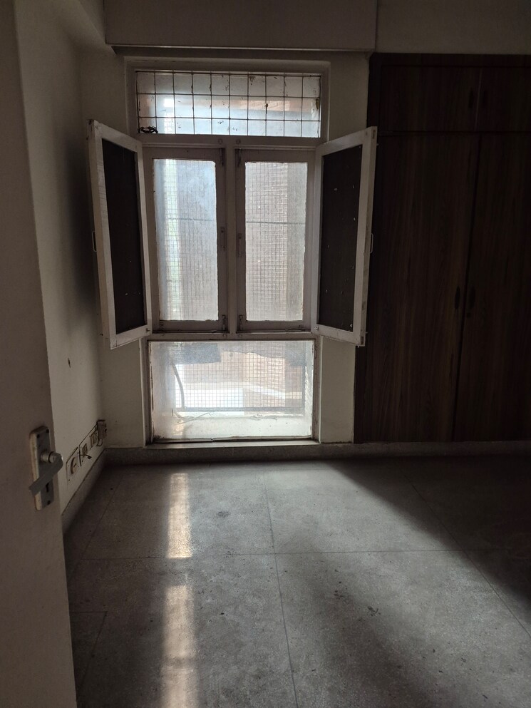  Parking, mayur vihar 3.5 Bedroom 1350 Sq.Ft. Apartment In Mayur Vihar Delhi 9765508