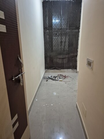 Furnished Amenities in 2.5 BHK Builder Floor at Mayur Vihar – for Rent