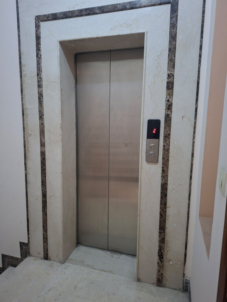 undefined, sector 48 3 Bedroom 300 Sq.Mt. Independent House In Sector 48 Noida 9765606