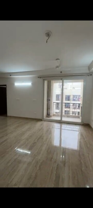 Room in 3 BHK Apartment at Amrapali Golf Homes, Sector 4 Greater Noida – for Rent