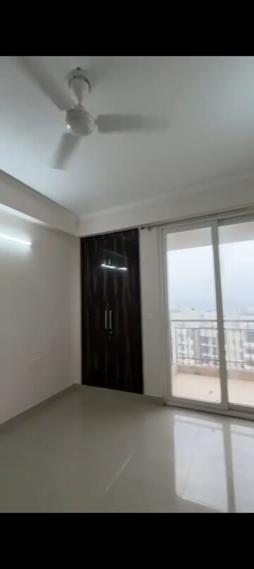 Room in 3 BHK Apartment at Amrapali Golf Homes, Sector 4 Greater Noida – for Rent