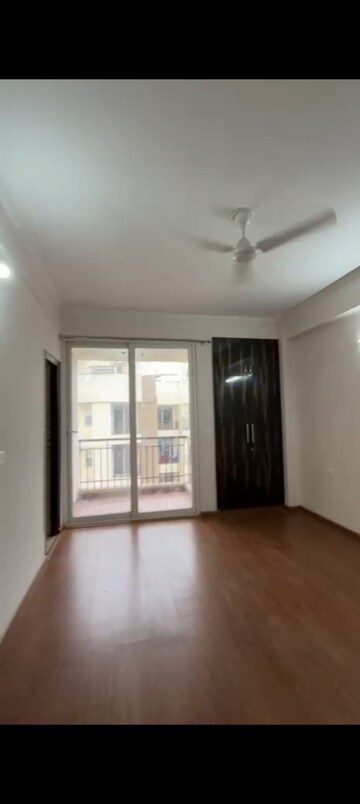 Room in 3 BHK Apartment at Amrapali Golf Homes, Sector 4 Greater Noida – for Rent