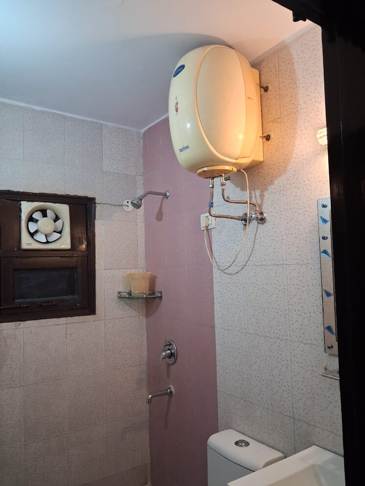 Bathroom, east of kailash 3 Bedroom 1150 Sq.Ft. Builder Floor In East Of Kailash Delhi 9765796
