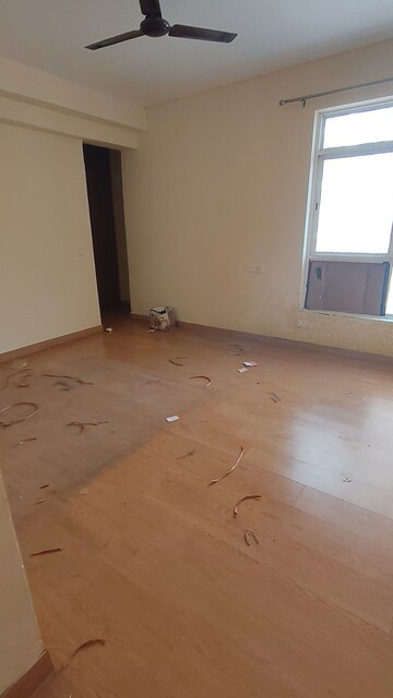 Room in 3.5 BHK Apartment at Jaypee Klassic Shaurya, Sector 134 – for Rent