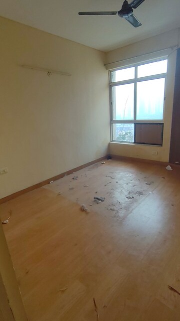 Room in 3.5 BHK Apartment at Jaypee Klassic Shaurya, Sector 134 – for Rent