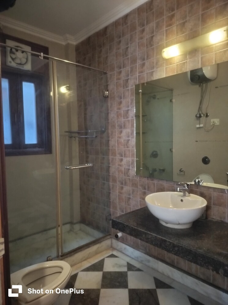 Bathroom, vasant vihar 3 Bedroom 2250 Sq.Ft. Builder Floor In Vasant Vihar Delhi 9765898