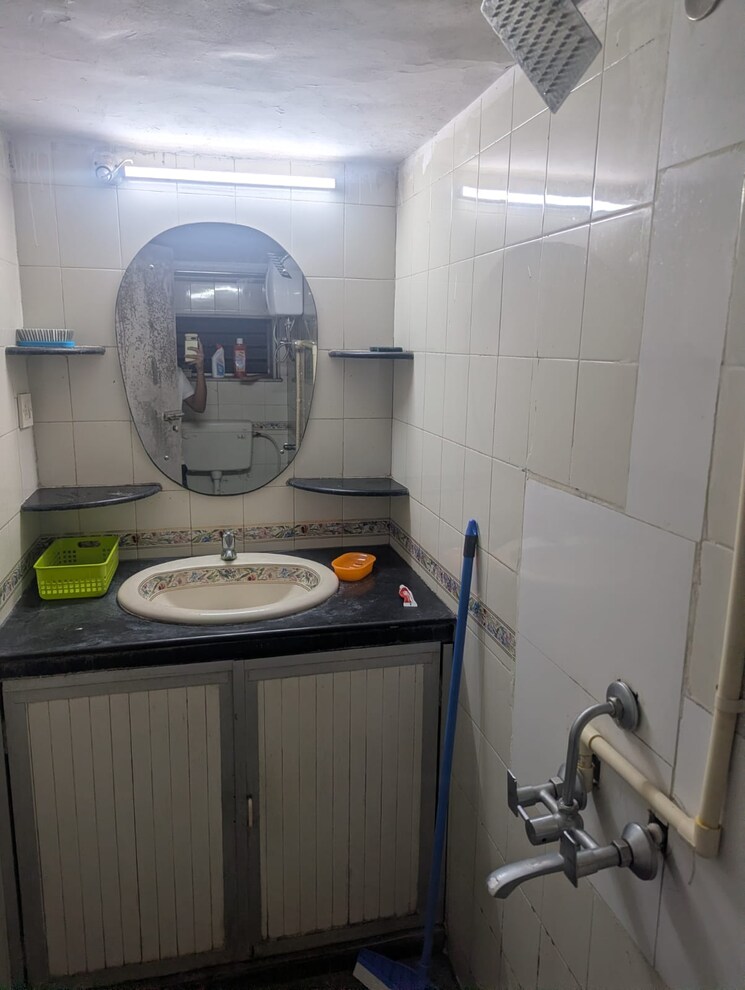 Bathroom, om-viraj-apartment 2 Bedroom 700 Sq.Ft. Apartment In Andheri West Mumbai 9765965