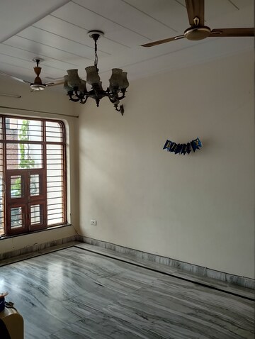Room in 2 BHK Builder Floor at Sector 16 – for Rent