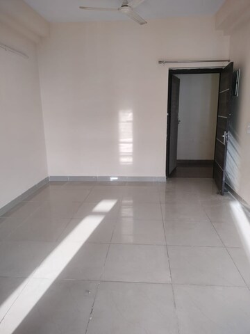 Room in 2 BHK Apartment at Indosam75, Sector 75 – for Rent