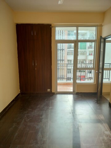 Room in 2 BHK Apartment at Indosam75, Sector 75 – for Rent