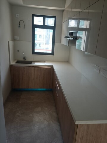 Room in 3 BHK Apartment at Signature Global City 63A, Sector 63a – for Rent