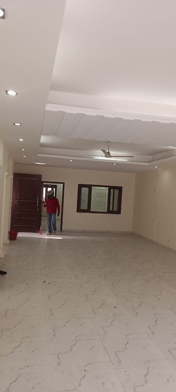 Parking in 3 BHK Independent House at Sector 52 – for Rent