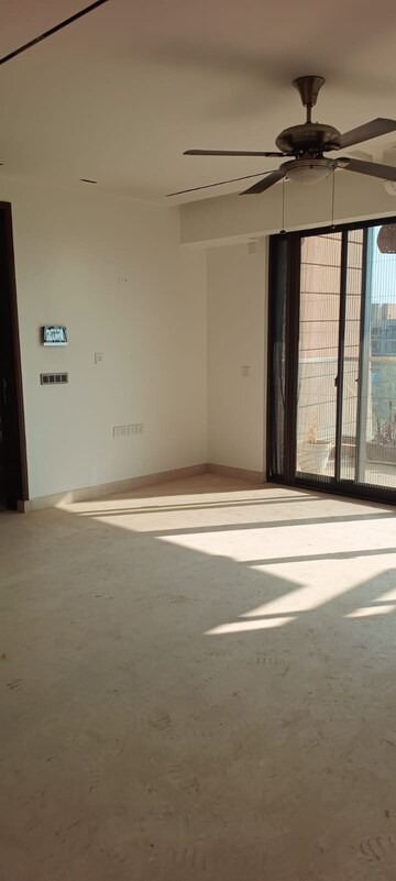 Room in 3.5 BHK Apartment at DLF Windsor Court, Dlf Phase iv – for Sale