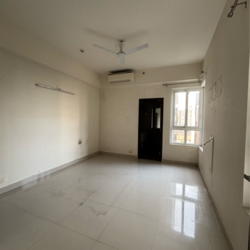 Room in 4 BHK Apartment at Adani Oyster Grande Phase 2, Sector 102a – for Rent