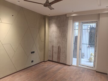 Room in 3 BHK Builder Floor at Dlf Phase I – for Sale