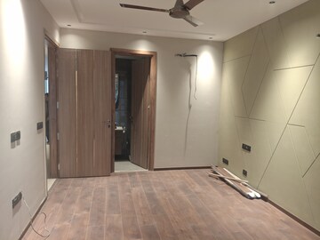 Room in 3 BHK Builder Floor at Dlf Phase I – for Sale