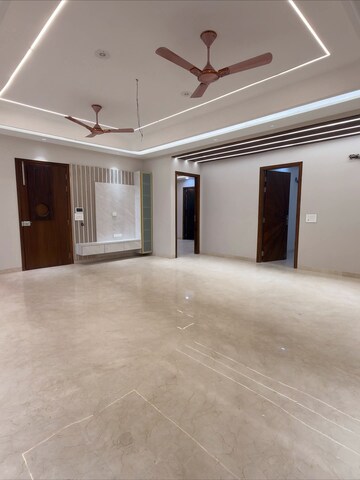 Room in 2.5 BHK Apartment at Tashee Capital Gateway, Sector 111 – for Rent
