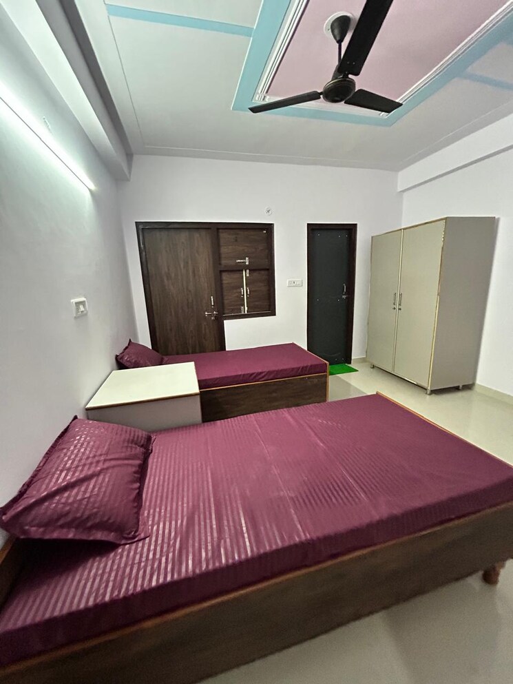 Room, sector 70 Pg For Boys & Girls In Sector 70 9766973