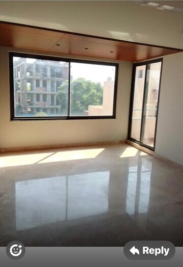 Room in 4 BHK Apartment at DLF The Summit, Dlf Phase V – for Rent