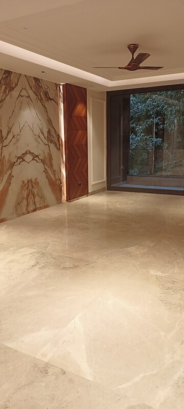 Room in 4 BHK Builder Floor at DLF City Phase IV, Dlf Phase iv – for Rent